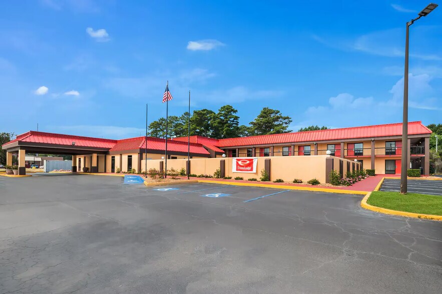 More Photos Of 2015 Military Rd, Columbus Hotel For Sale