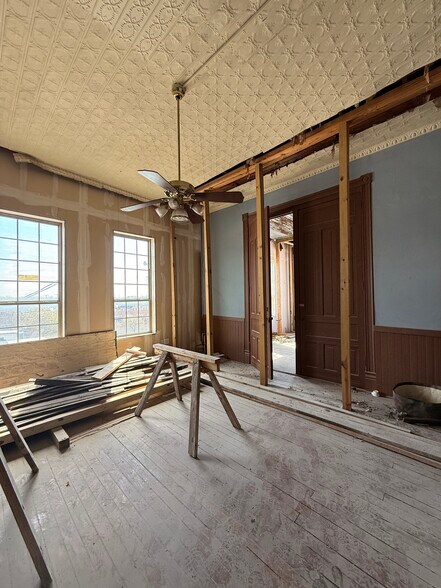 More Photos Of 203-207 S College St, Waxahachie Storefront Retail Office For Lease