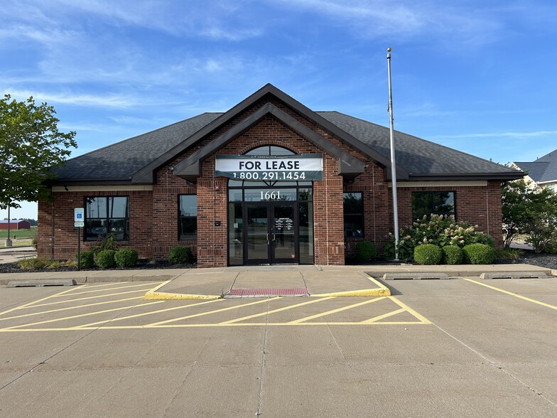 Primary Photo Of 1661 E Jackson St, Macomb Storefront Retail Office For Lease