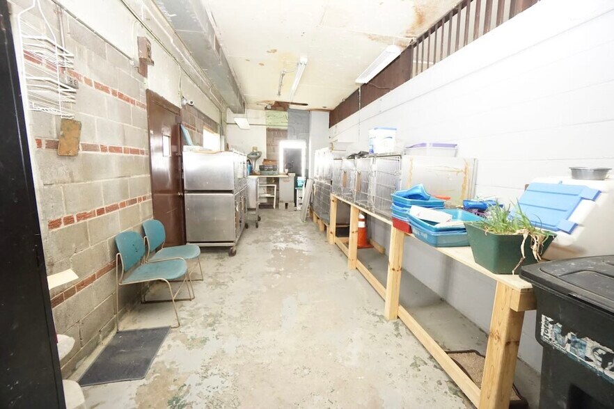 More Photos Of 25580 Lakeland Blvd, Euclid Veterinarian Kennel For Sale