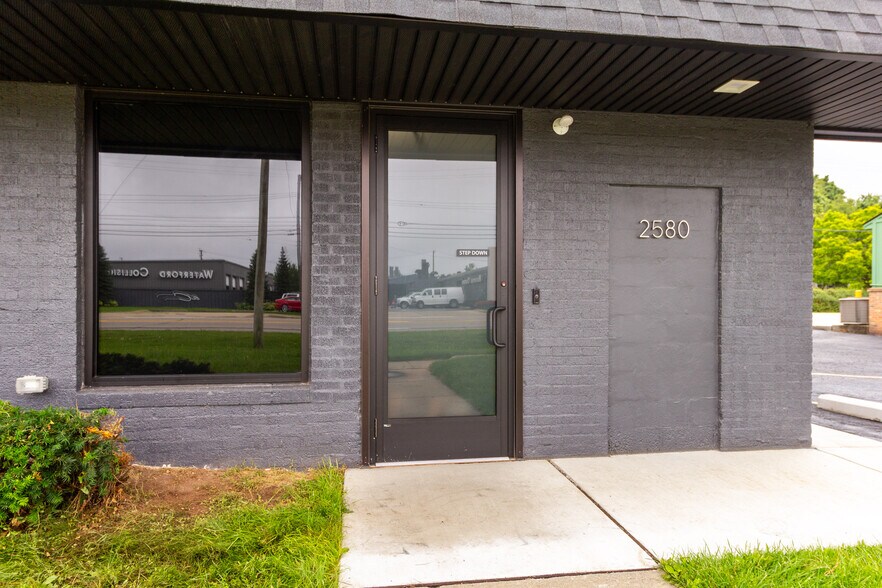 More Photos Of 2580 Dixie Hwy, Waterford Freestanding For Sale