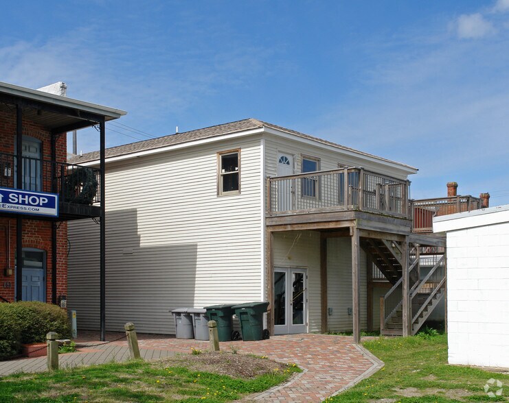 More Photos Of 17 E Mellen St, Hampton General Retail For Sale