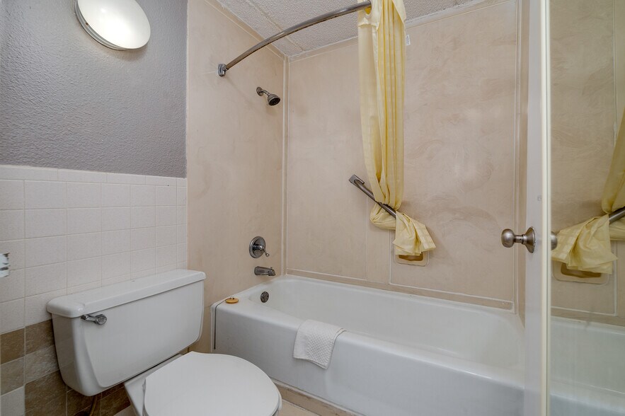 More Photos Of 1103 King Rd, Tifton Hotel For Sale