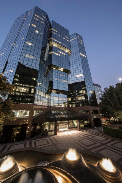 More Photos Of 21700 Oxnard St, Woodland Hills Office For Lease