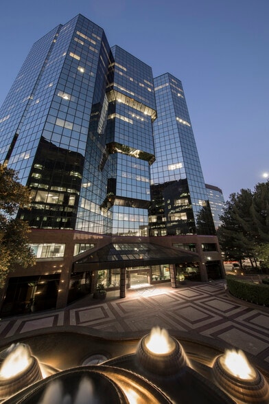 More Photos Of 21700 Oxnard St, Woodland Hills Office For Lease