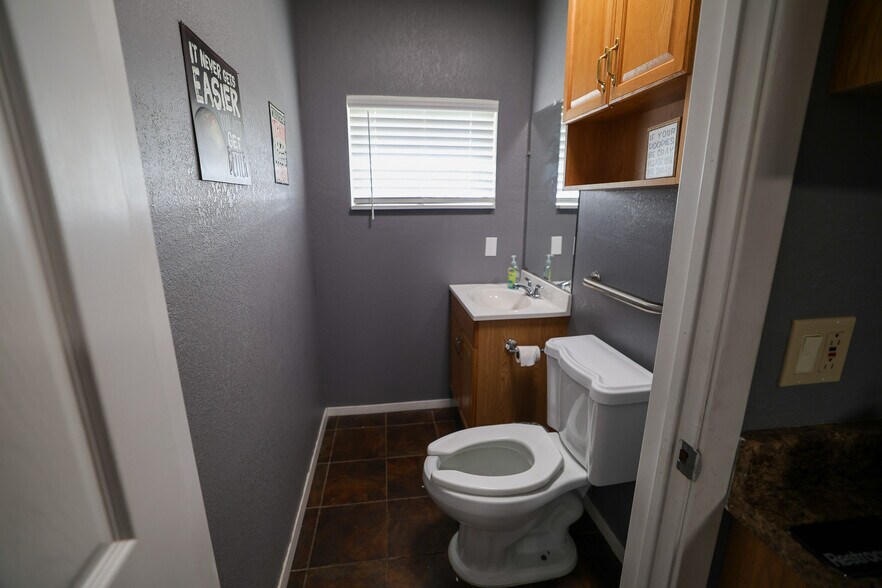 More Photos Of 415 Topeka Ave, Justin Industrial For Sale