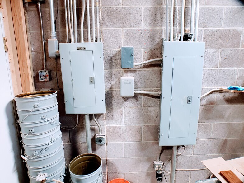 More Photos Of 215 N Redwood Rd, North Salt Lake Flex For Lease