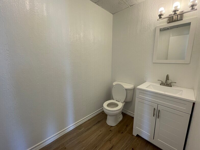 More Photos Of 575 Proffitt st, Midlothian Warehouse For Lease