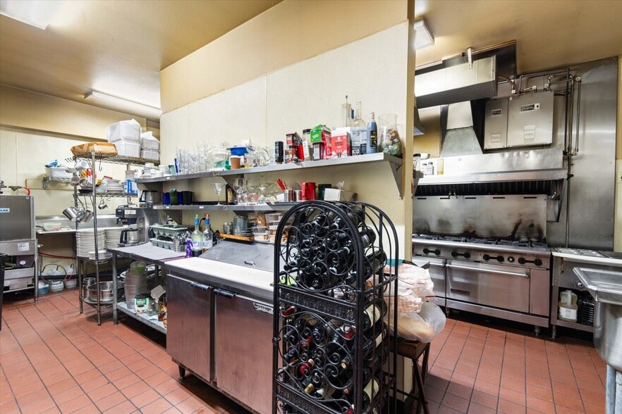 More Photos Of 7000 W Okanogan Pl, Kennewick Restaurant For Sale