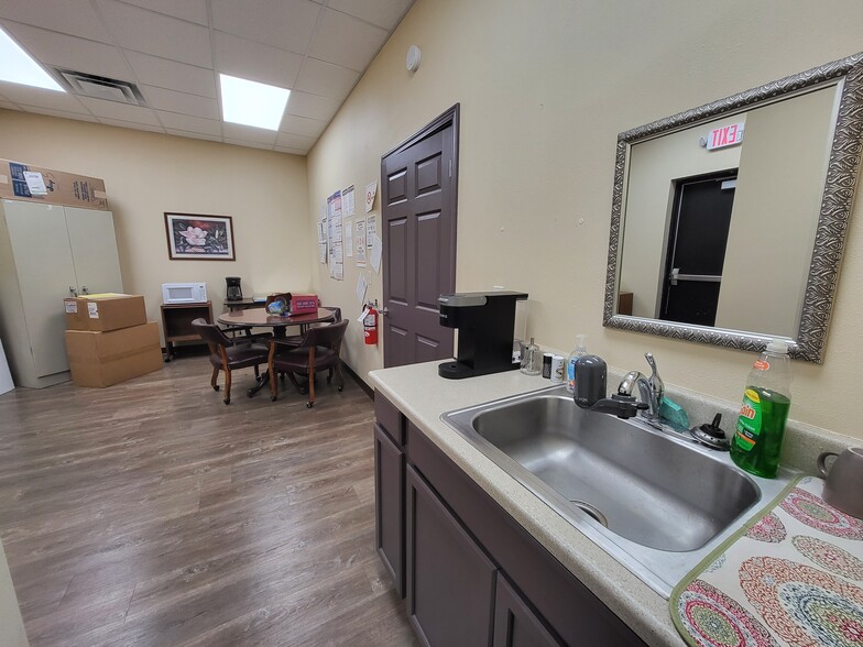 More Photos Of 3025 S Main St, Joplin Storefront Retail Office For Lease