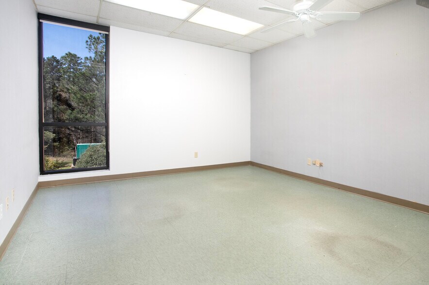 More Photos Of 9846 State Highway 31 E, Tyler Medical For Sale