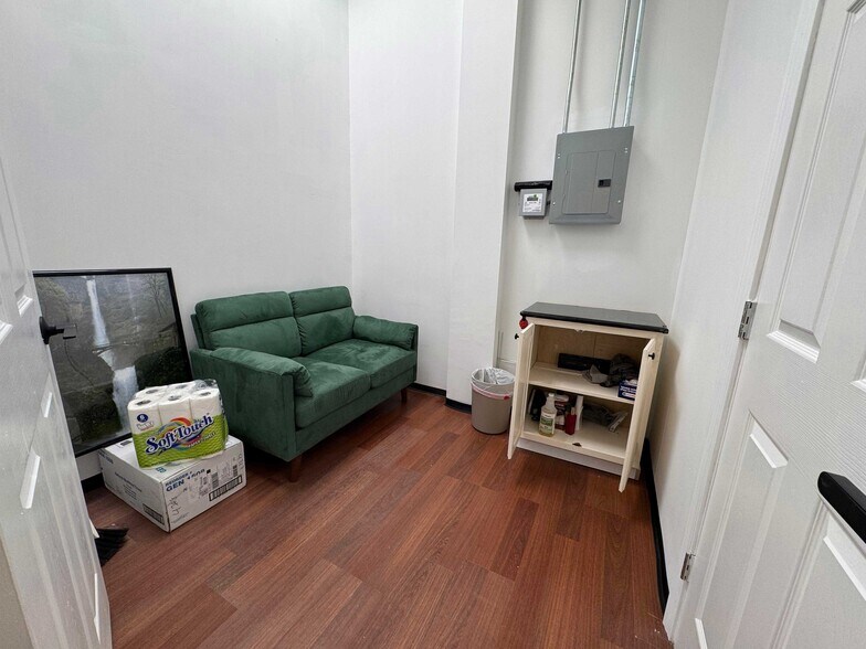 More Photos Of 12916 Malcomson Rd, Houston Storefront For Lease