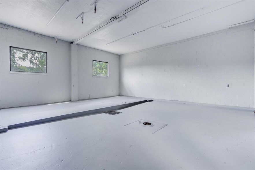 More Photos Of 623 N Richmond Rd, Wharton Auto Repair For Sale