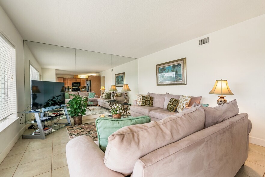 More Photos Of 23 Royal Palm Pointe, Vero Beach Restaurant For Sale