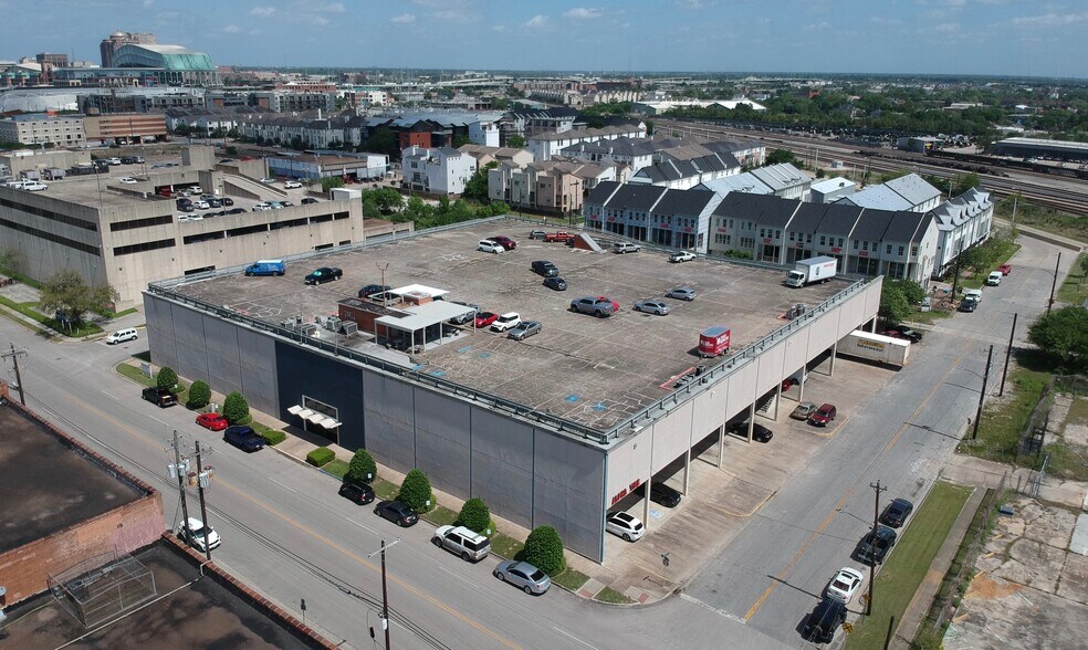 More Photos Of 2929 Mckinney St, Houston Showroom For Lease