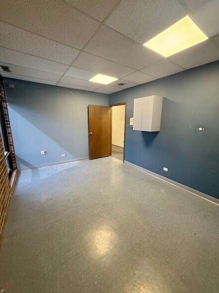 More Photos Of 7800 W College Dr, Palos Heights Office For Lease