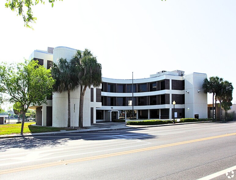 Primary Photo Of 228 N Ridgewood Dr, Sebring Coworking Space