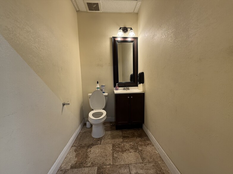 More Photos Of 9809 McCullough Ave, San Antonio Warehouse For Lease