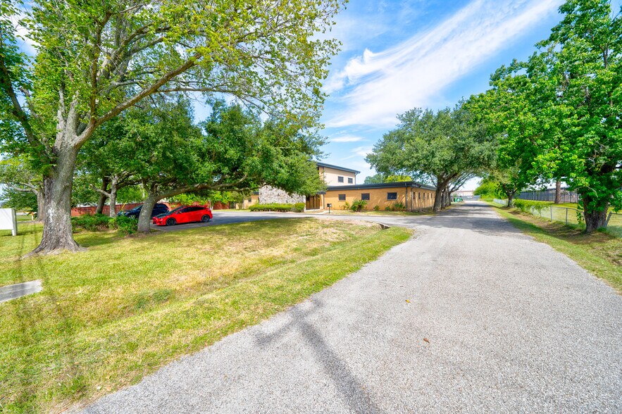 More Photos Of 9941 Rowlett Rd, Houston Medical For Lease