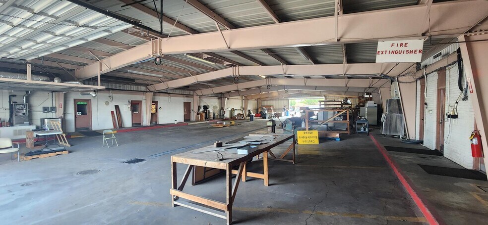 More Photos Of 1010 E Fordyce Ave, Kingsville Warehouse For Lease