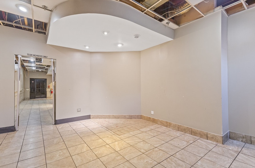 More Photos Of 546-570 Monroe St, Detroit Casino For Lease