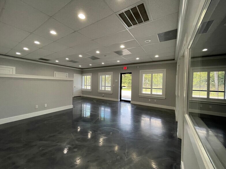 More Photos Of 7050 Pennsylvania St, Fort Myers Warehouse For Lease