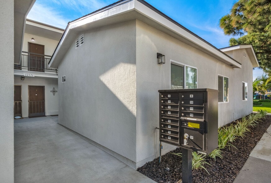 More Photos Of 12571 Kensington Ln, Garden Grove Apartments For Sale