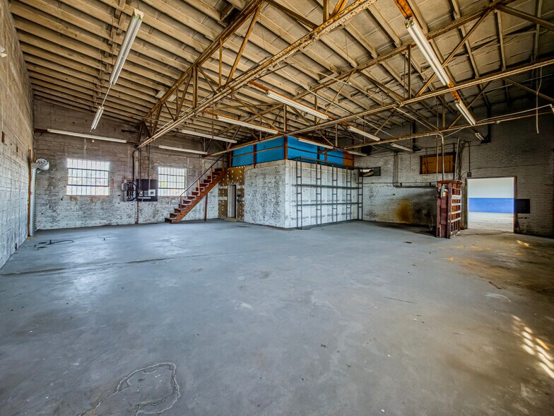 More Photos Of 104 3rd St E, Tifton Freestanding For Lease