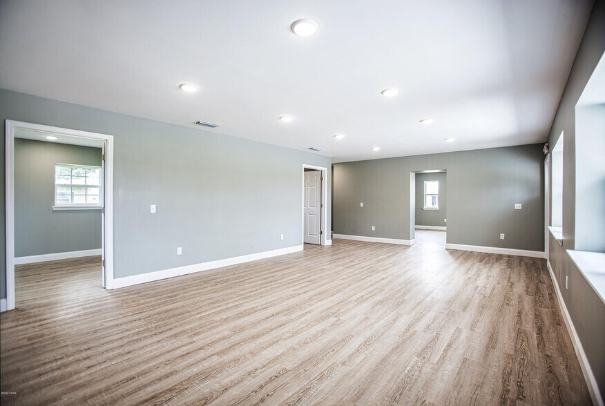 More Photos Of 5618 Lilly St, Panama City Office For Lease