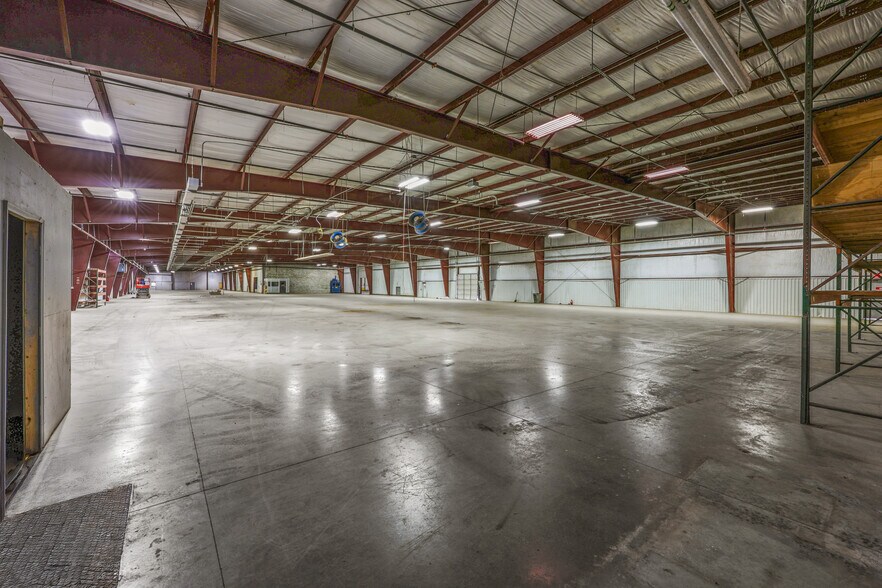 More Photos Of 656 Interstate Dr, Crossville Manufacturing For Lease