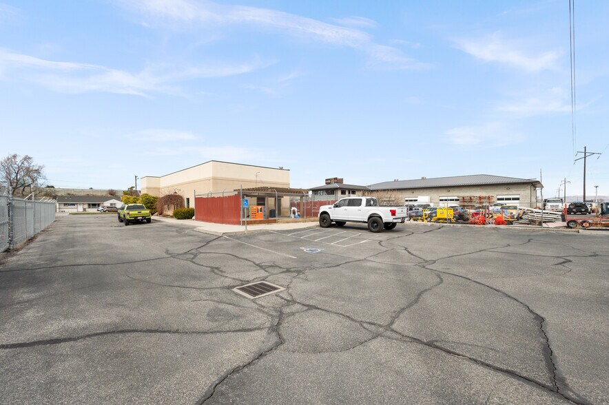 More Photos Of 5951 S Stratler St, Salt Lake City Veterinarian Kennel For Sale