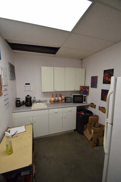 More Photos Of 635 SE Business Way, Bend Showroom For Lease