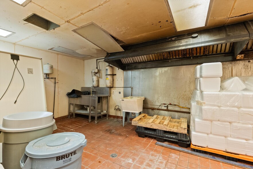 More Photos Of 6024 Cortez Blvd, Weeki Wachee General Retail For Sale