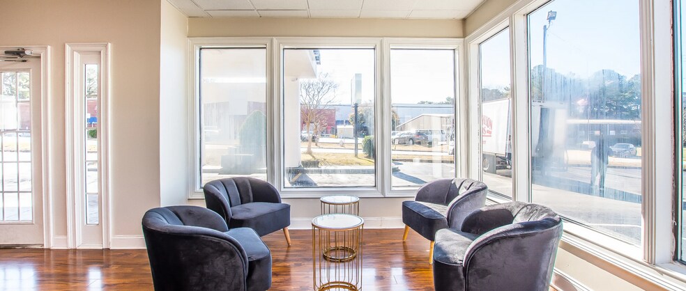 More Photos Of 241 Falcon Dr, Forest Park Hotel For Sale