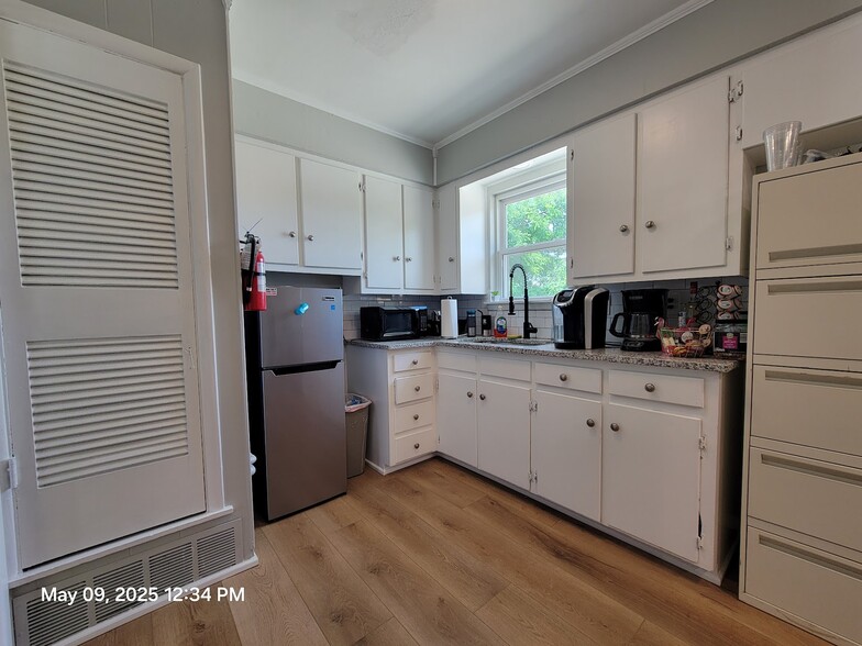 More Photos Of 1913 Hemlock Dr, Haltom City Office For Sale