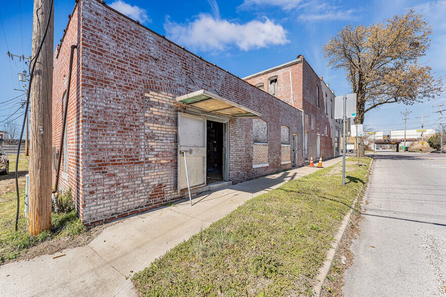 More Photos Of 504 W Commercial St, Springfield Storefront Retail Office For Sale