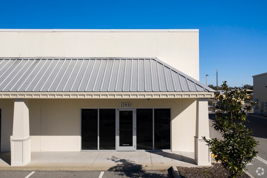 More Photos Of 12911-12921 N Nebraska Ave, Tampa Flex For Lease