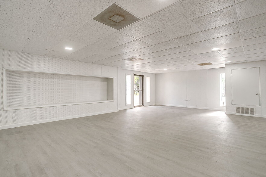 More Photos Of 1600 FM 3433, Newark Warehouse For Sale