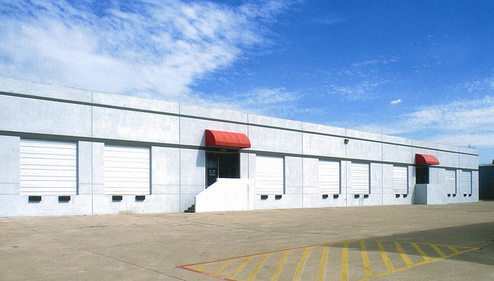 More Photos Of 4205 Stadium Dr, Fort Worth Light Distribution For Lease