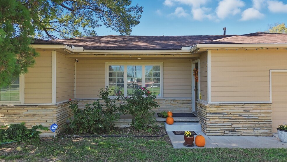 More Photos Of 601 S Cherokee St, Catoosa Office For Sale