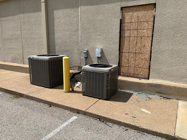 More Photos Of 2322 North State Hwy 360, Grand Prairie Storefront Retail Office For Sale