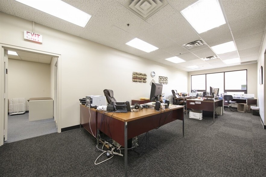 More Photos Of 760 N Frontage Rd, Willowbrook Warehouse For Lease