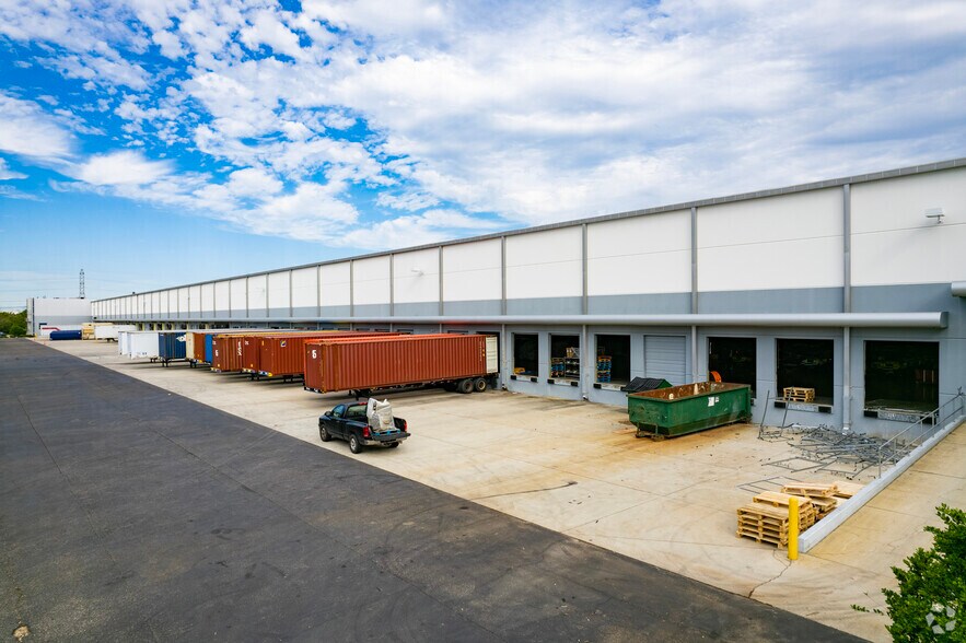 More Photos Of 4406 Madison Industrial Ln, Tampa Distribution For Lease