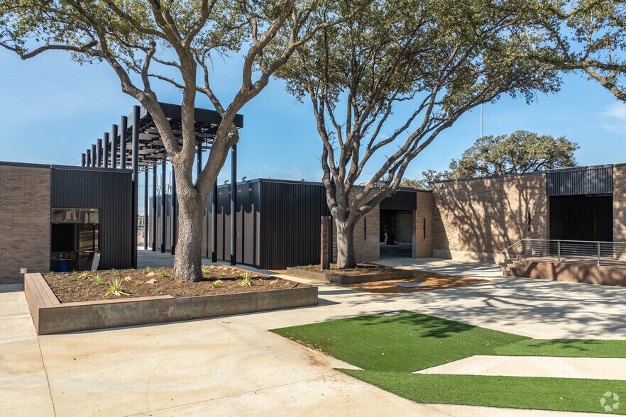 More Photos Of 13755 Lyndon B Johnson Freeway, Garland General Retail For Sale