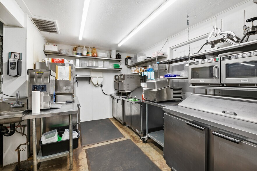 More Photos Of 1200 N Jefferson Dr, Oracle Bar For Sale