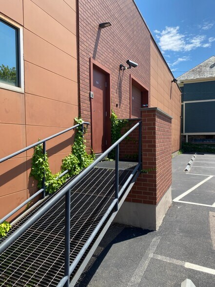 More Photos Of 227 Main St, Burlington General Retail For Lease