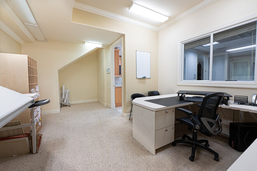 More Photos Of 5405 Taylor Rd, Naples Showroom For Sale