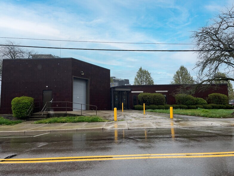 More Photos Of 75 W Main St, Springfield Showroom For Sale