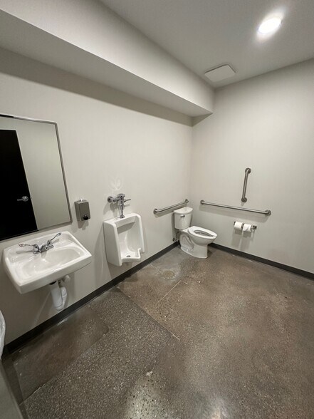 More Photos Of 3023 E Kemper Rd, Cincinnati Warehouse For Lease