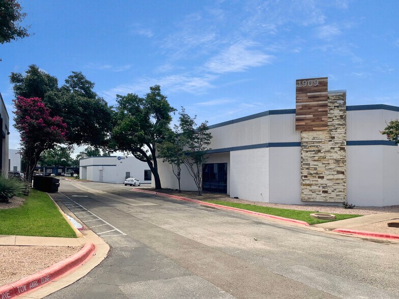 More Photos Of 1901 W Braker Ln, Austin Unknown For Lease